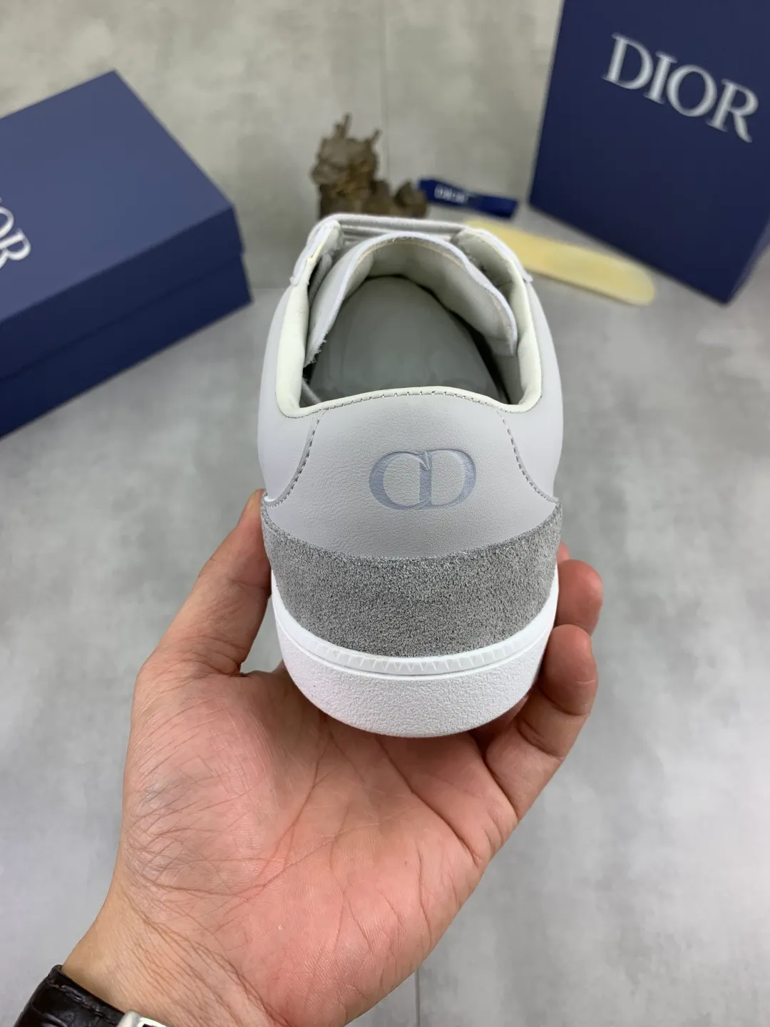 Men's shoes 💰P360 New Dior B01 moral training shoes, white first-layer cowhide, original molded outsole. New to the fall collection, this sneaker marks the return of a Dior classic, reinterpreted in a stylish and elegant silhouette. Crafted from white smooth first-grain cowhide with a tonal silk sheepskin lining, it features the Dior logo on the tongue and inner sides, and a CD icon on the heel. Paired with Tpu anti-slip soles of the same color, it can be matched with various styles to create a sophisticated look.  Code number: 38-44
